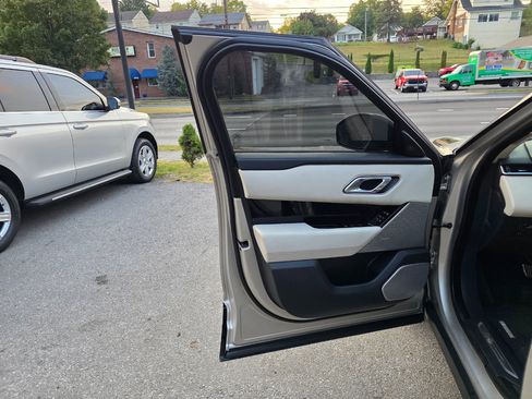 Used 2018 Land Rover Range Rover Velar R-Dynamic SE image 10