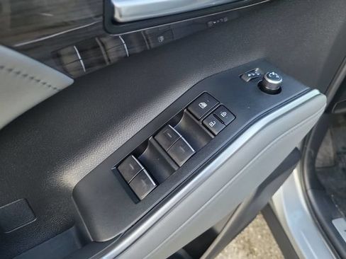 Used 2024 Toyota Highlander Limited FWD image 11