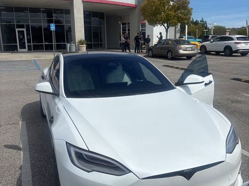 Used 2022 Tesla Model S Plaid image 2