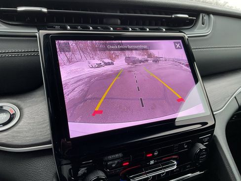 Used 2025 Jeep Grand Cherokee Limited image 24