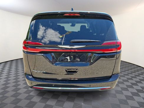 Used 2023 Chrysler Pacifica Touring-L FWD image 5