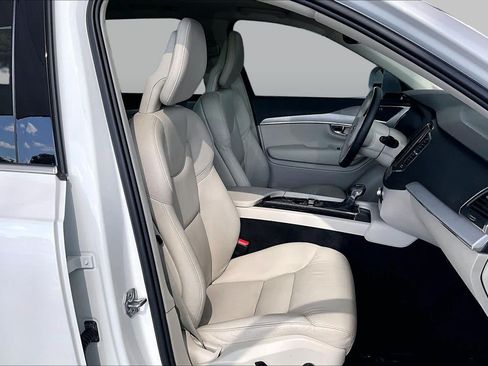 Used 2021 Volvo XC90 T5 Momentum w/ Protection Package Premier FWD image 9