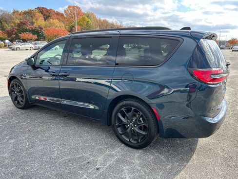 Used 2025 Chrysler Pacifica Limited image 3