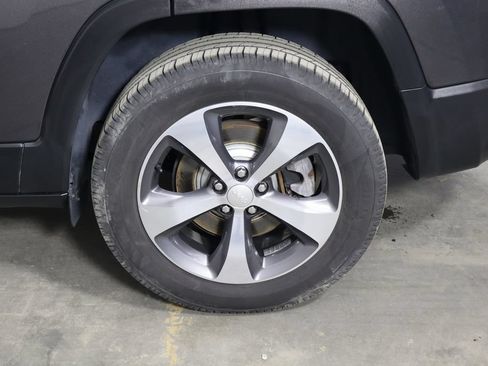 Used 2019 Jeep Cherokee Limited AWD/4WD image 45