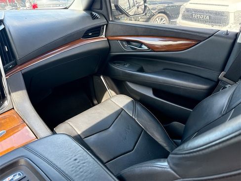 Used 2018 Cadillac Escalade Luxury image 26