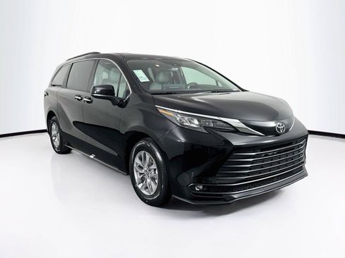 Certified 2026 Toyota Sienna XLE FWD image 10