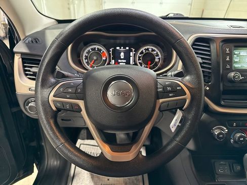 Used 2016 Jeep Cherokee Sport FWD image 10