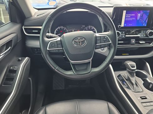 Used 2023 Toyota Highlander XLE image 14
