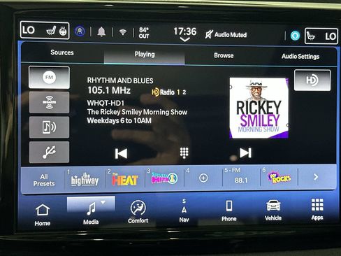 Used 2023 Chrysler Pacifica Limited FWD image 16
