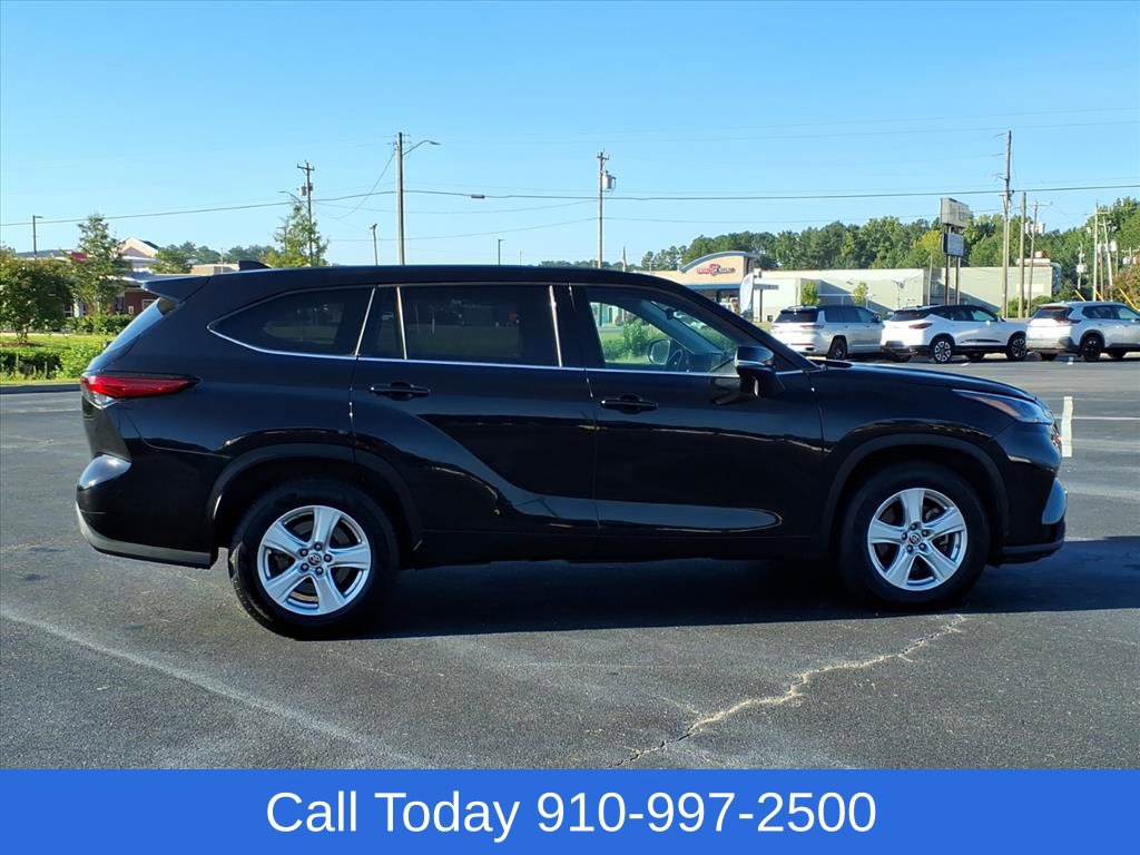 Used 2022 Toyota Highlander L FWD image 4
