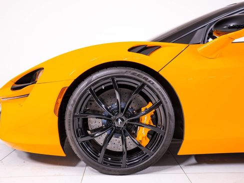 Used 2024 McLaren Artura image 15