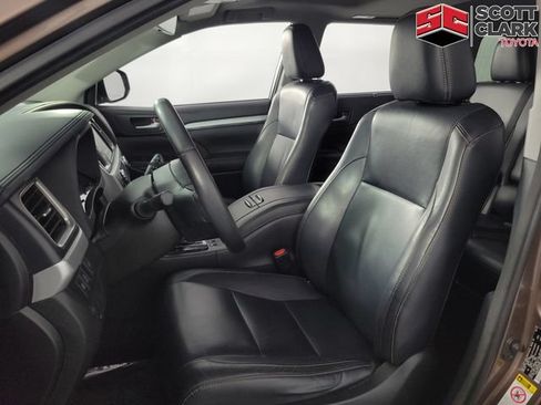 Used 2017 Toyota Highlander XLE FWD image 13