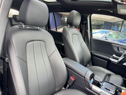 Used 2020 Mercedes-Benz GLB 250 4MATIC w/ Premium Package image 12