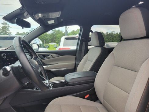 Used 2025 Chevrolet Traverse LT w/ Driver Confidence Package FWD image 12