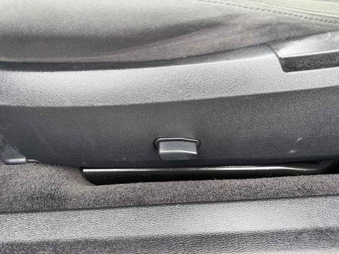 Used 2011 Chrysler 200 Touring FWD image 37