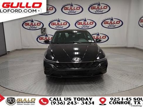 Used 2025 Hyundai Elantra SEL image 3