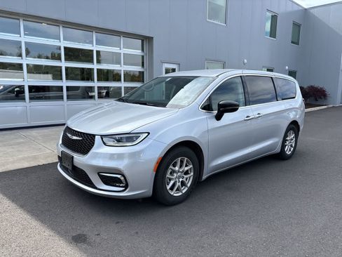 Used 2024 Chrysler Pacifica Touring-L FWD image 1