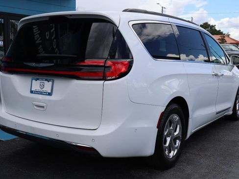 Used 2022 Chrysler Pacifica Limited FWD image 4