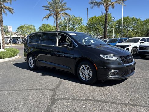 Used 2023 Chrysler Pacifica Touring-L image 6