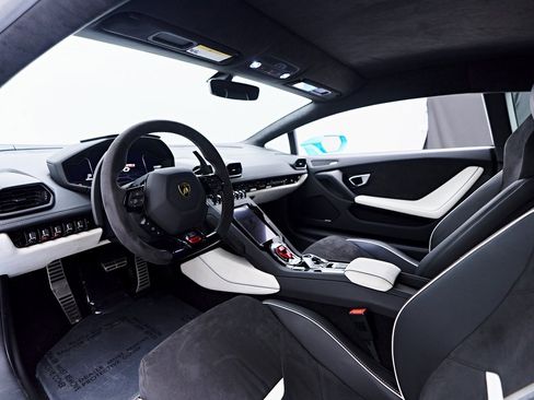 Used 2023 Lamborghini Huracan EVO image 4