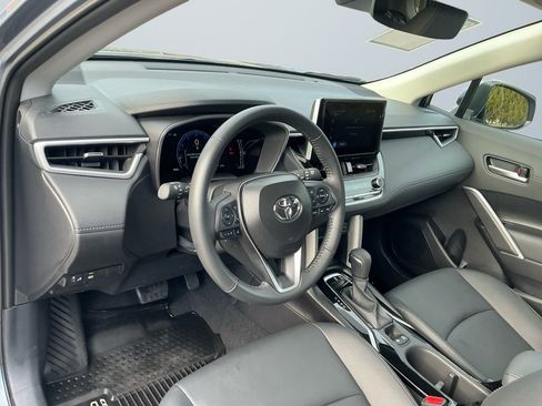 Certified 2025 Toyota Corolla Cross XLE image 11