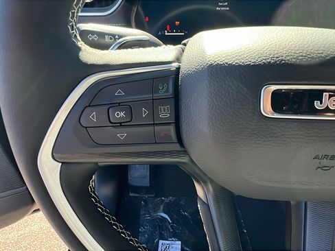 New 2025 Jeep Grand Cherokee Altitude image 24