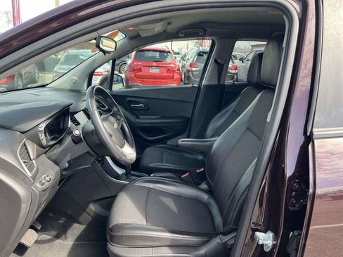 Used 2021 Chevrolet Trax LT w/ LT Convenience Package AWD/4WD image 11