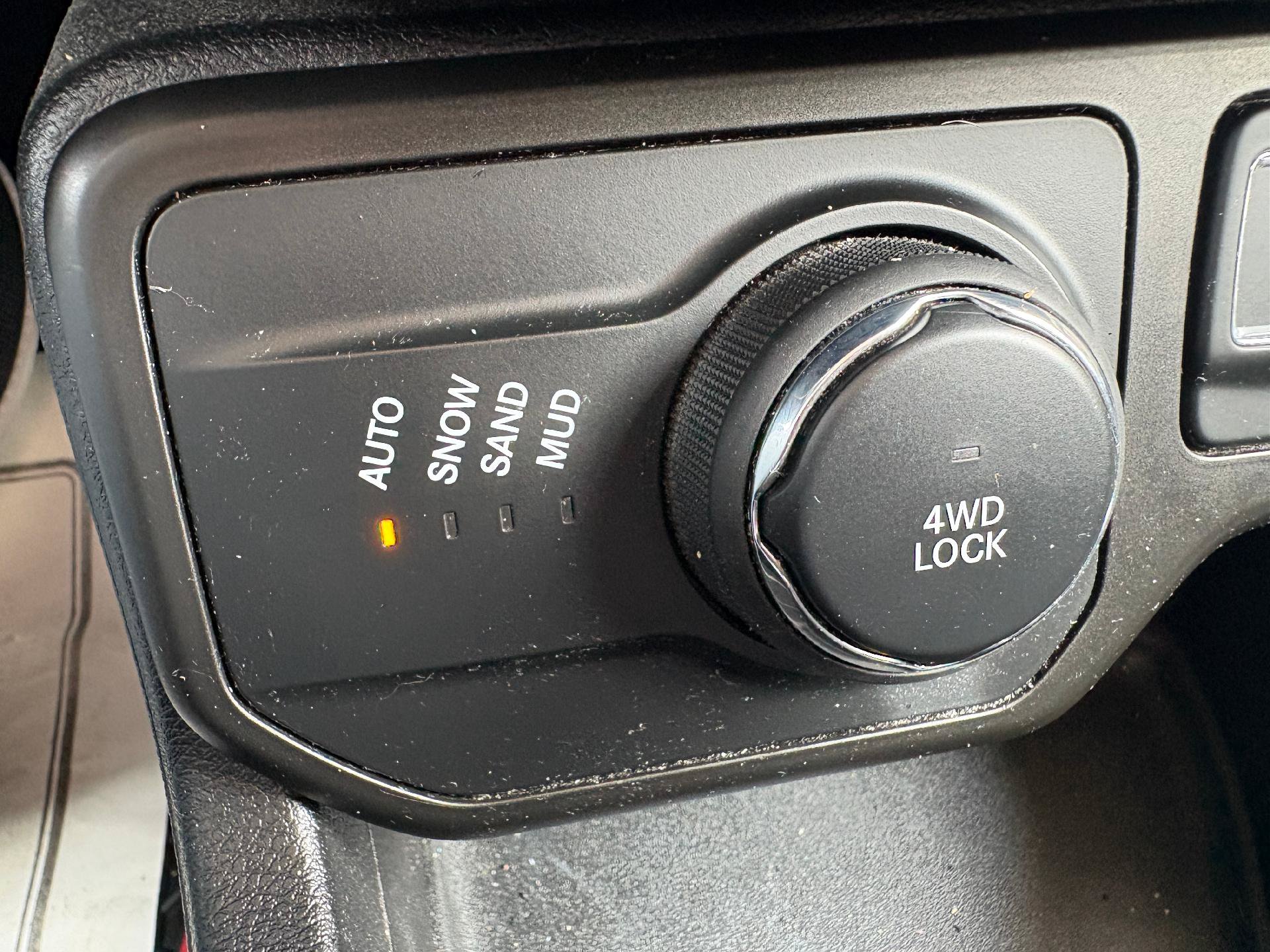 Used 2019 Jeep Renegade Latitude AWD/4WD image 23