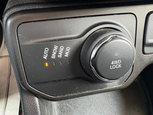 Used 2019 Jeep Renegade Latitude AWD/4WD image 23
