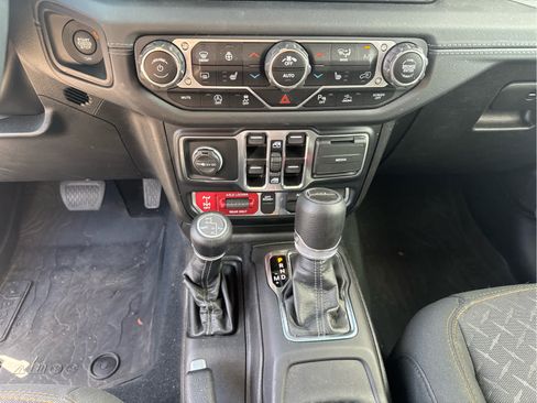 Used 2024 Jeep Gladiator Mojave w/ Technology Group AWD/4WD image 28