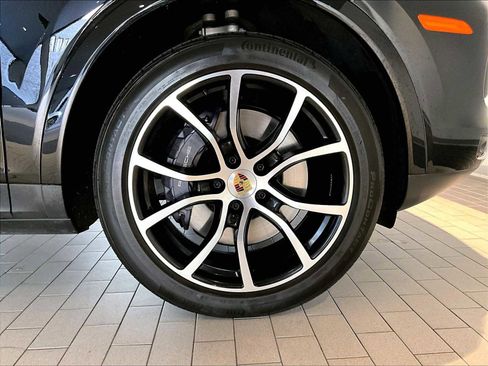 Used 2023 Porsche Cayenne Platinum Edition image 14