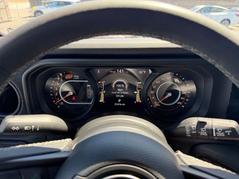 Used 2025 Jeep Wrangler Unlimited Rubicon AWD/4WD image 39