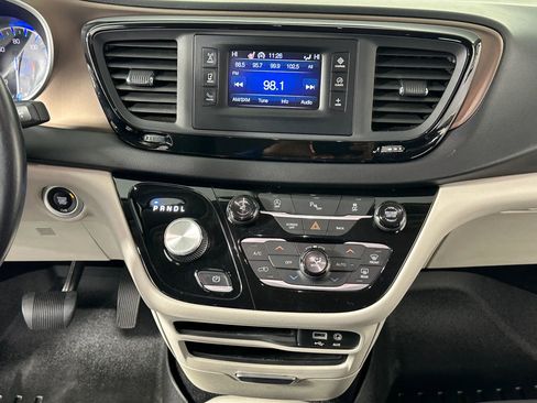 Used 2017 Chrysler Pacifica Touring-L image 37