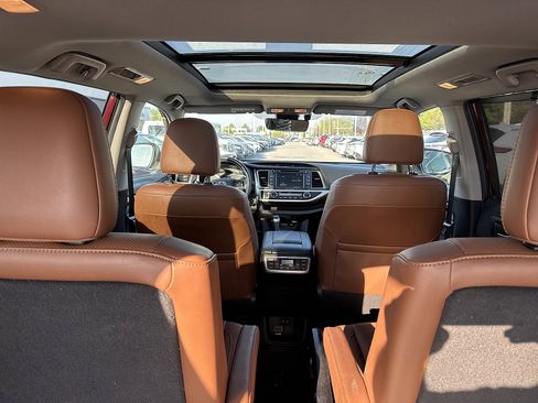 Used 2019 Toyota Highlander Limited Platinum w/ Carpet Mat Package (TMS) AWD/4WD image 13