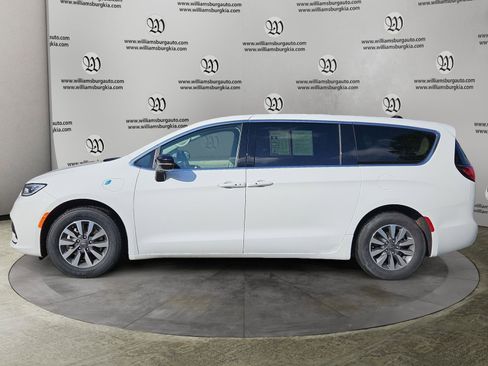 Used 2024 Chrysler Pacifica Limited FWD image 2