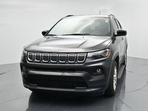 Used 2022 Jeep Compass Latitude FWD image 3