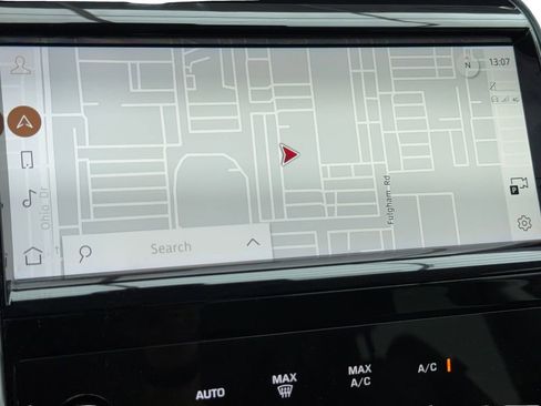 Used 2022 Land Rover Discovery Sport SE image 28