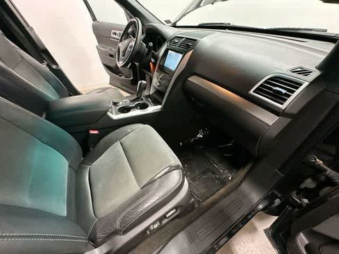 Used 2015 Ford Explorer XLT w/ Equipment Group 202A AWD/4WD image 21