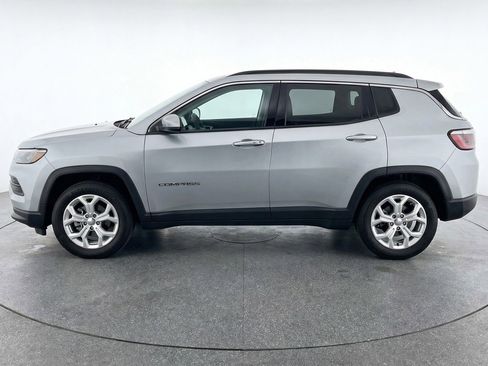 Used 2025 Jeep Compass Latitude image 5