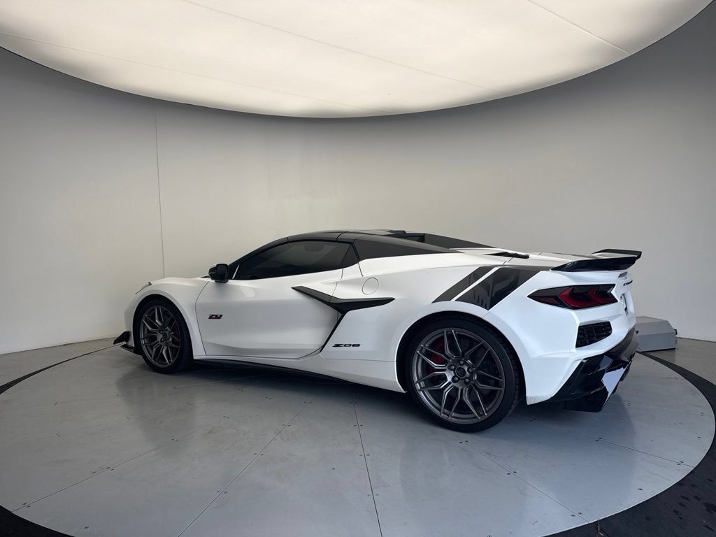 Used 2023 Chevrolet Corvette Z06 RWD image 3