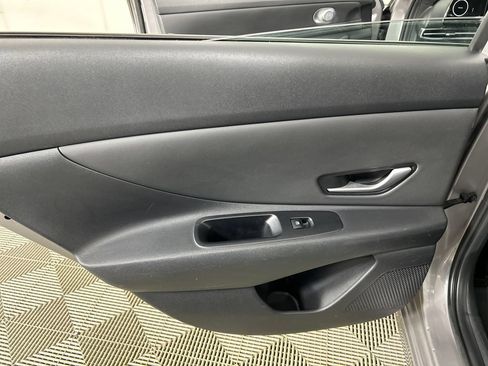 Used 2023 Hyundai Elantra Limited w/ Preferred Accessory Package FWD image 16