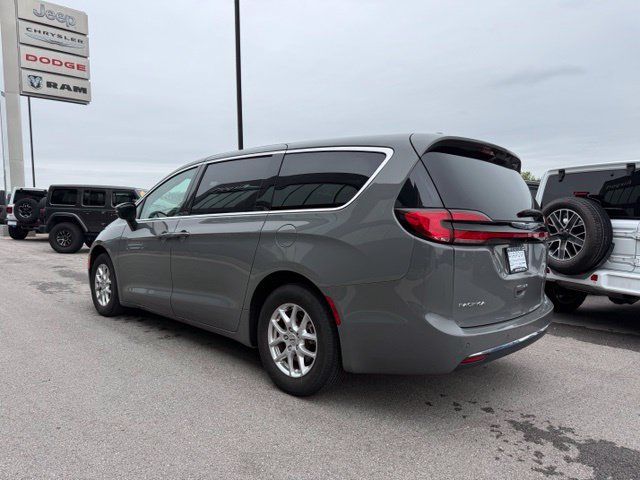 Used 2023 Chrysler Pacifica Touring-L FWD image 6