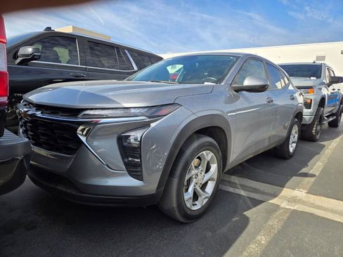 Used 2025 Chevrolet Trax LS w/ LS Convenience Package FWD image 1