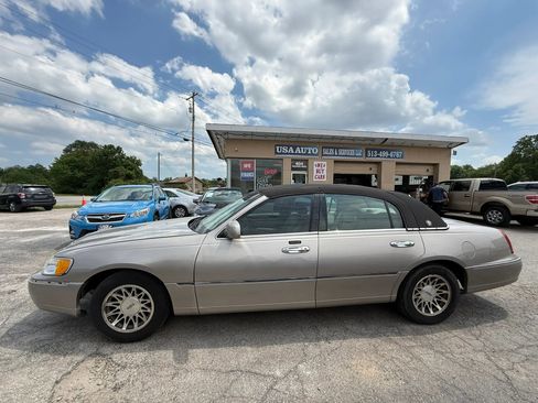 Used 2000 Lincoln Town Car Executive RWD image 6