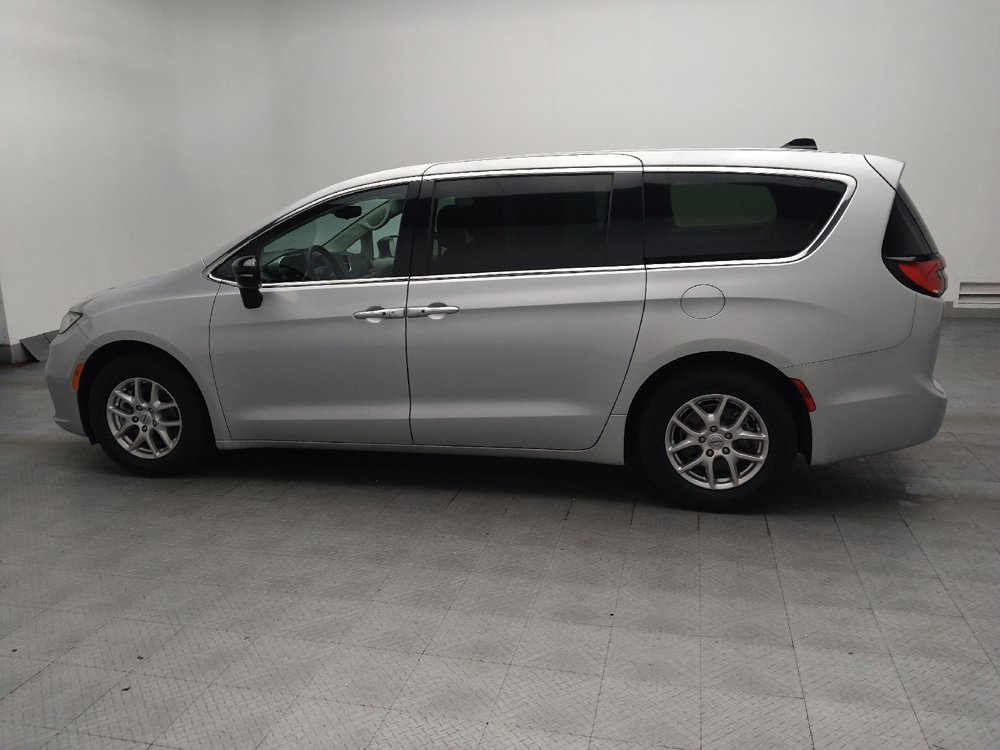 Used 2024 Chrysler Pacifica Touring-L FWD image 3