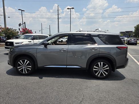 Used 2024 Nissan Pathfinder Platinum w/ Black Appearance Package FWD image 9