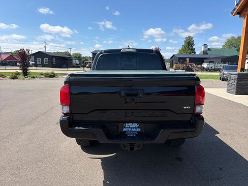 Used 2018 Toyota Tacoma TRD Sport AWD/4WD image 5