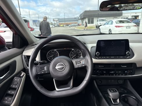 Used 2024 Nissan Rogue SV w/ SV Premium Package image 15