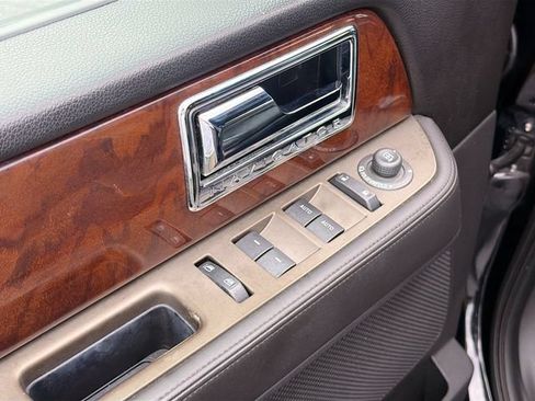 Used 2014 Lincoln Navigator 4WD image 18