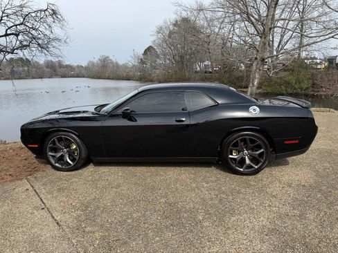Used 2018 Dodge Challenger SXT image 10
